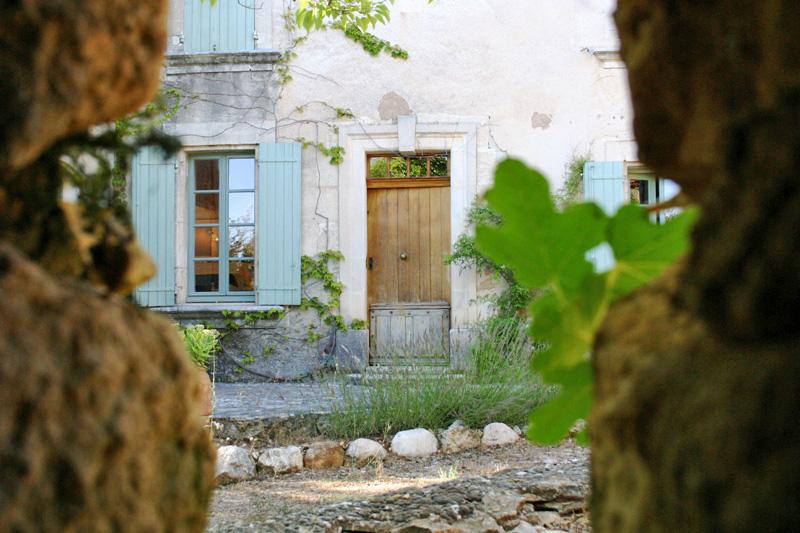 Au coeur de la garrigue et au sommet d'une petite colline, ancien relais de poste en Luberon